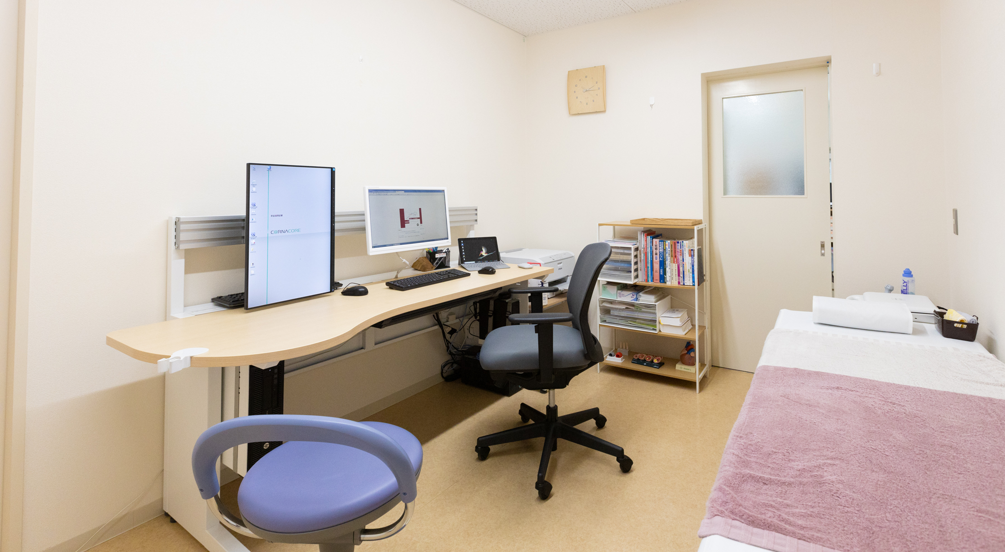 診察室です。日本循環器学会認定循環器専門医が糖尿病から不整脈まで幅広く診療しております。オンライン診療や訪問診療のご希望も承ります。