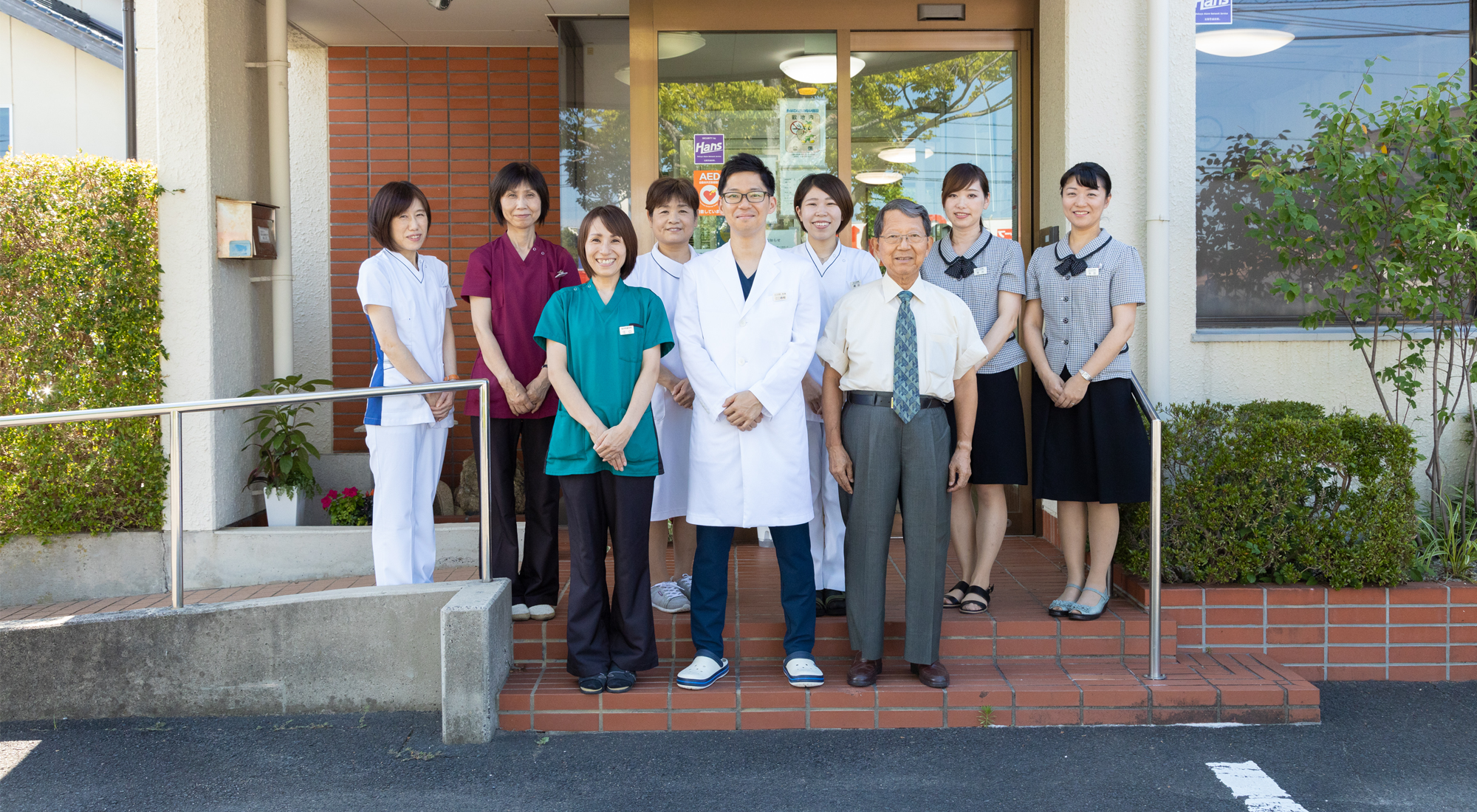 江口内科医院の集合写真です。患者さまを笑顔でお迎えいたします。